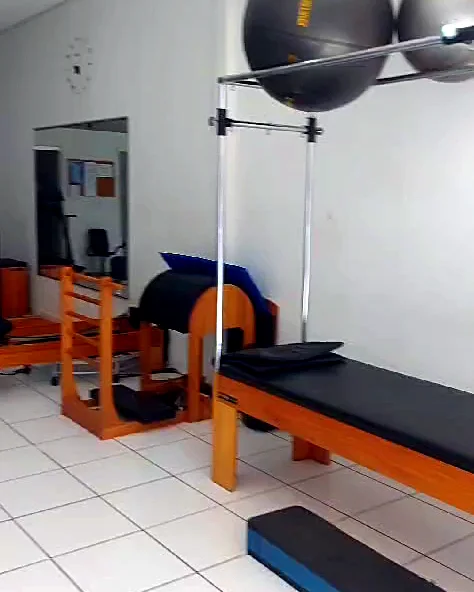 Sala de Pilates do studio, com Cadillac, Ladder Barrel e bolas
